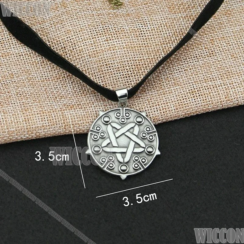 Peruka CyWild Game Hunt Yennefer z Wengbergu Cosplay Sexy Dojrzała Kobieta 70CM Brązowa Kręcona Peruka Naszyjnik Gwiazda Strój Halloweenowy Personalizowany