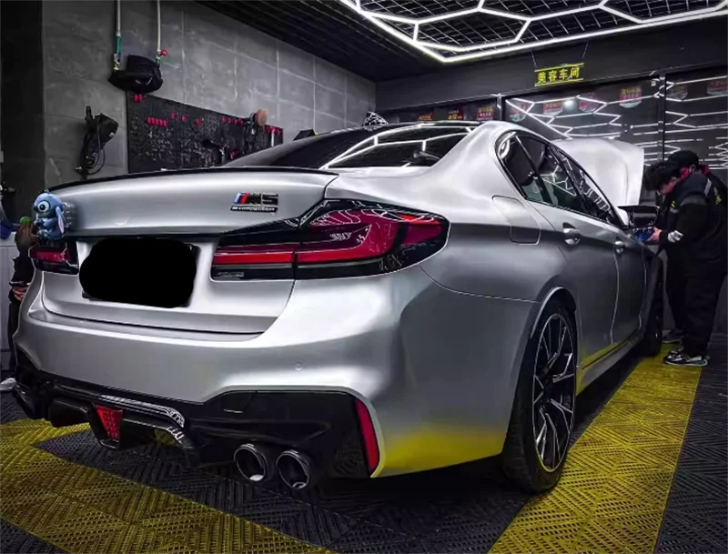 تستخدم لـ 17-IN BMW M5 Series F90 ألياف الكربون الجافة CS Style مع أضواء LED على الشفة الخلفية ومجموعة الجسم الناشر