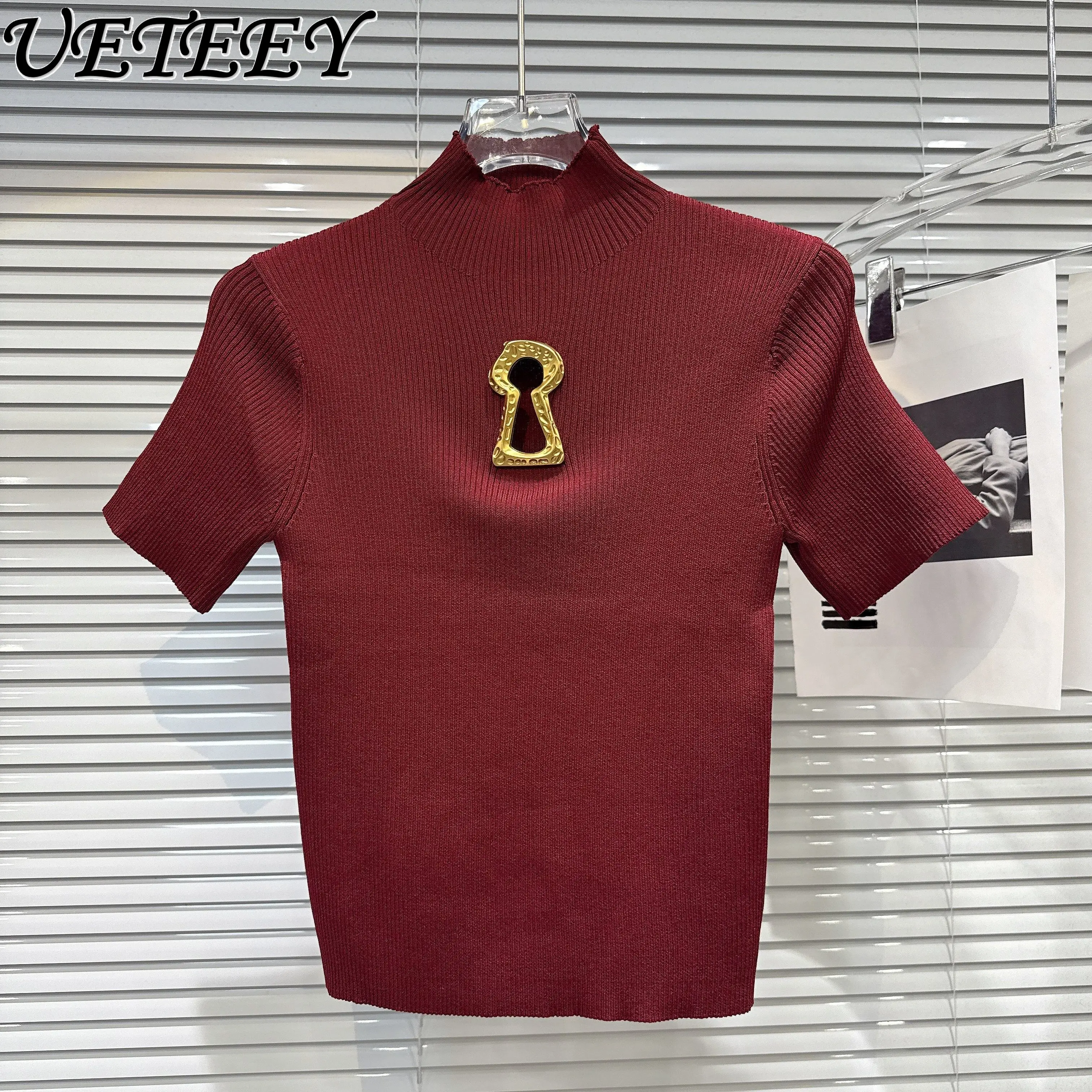 

Осень 2025 г., новый вязаный свитер в европейском стиле с металлической полой пряжкой, универсальная черно-белая футболка с короткими рукавами, женская одежда