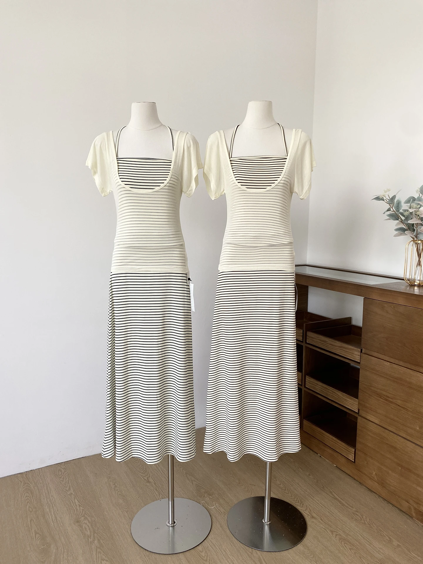 

Summer 2026 Women's Slim Fit T-Shirt U-Neck High Waist Skirt Set Korean Style Loose Feel Striped Neck Hanging Vest Fashionabl...