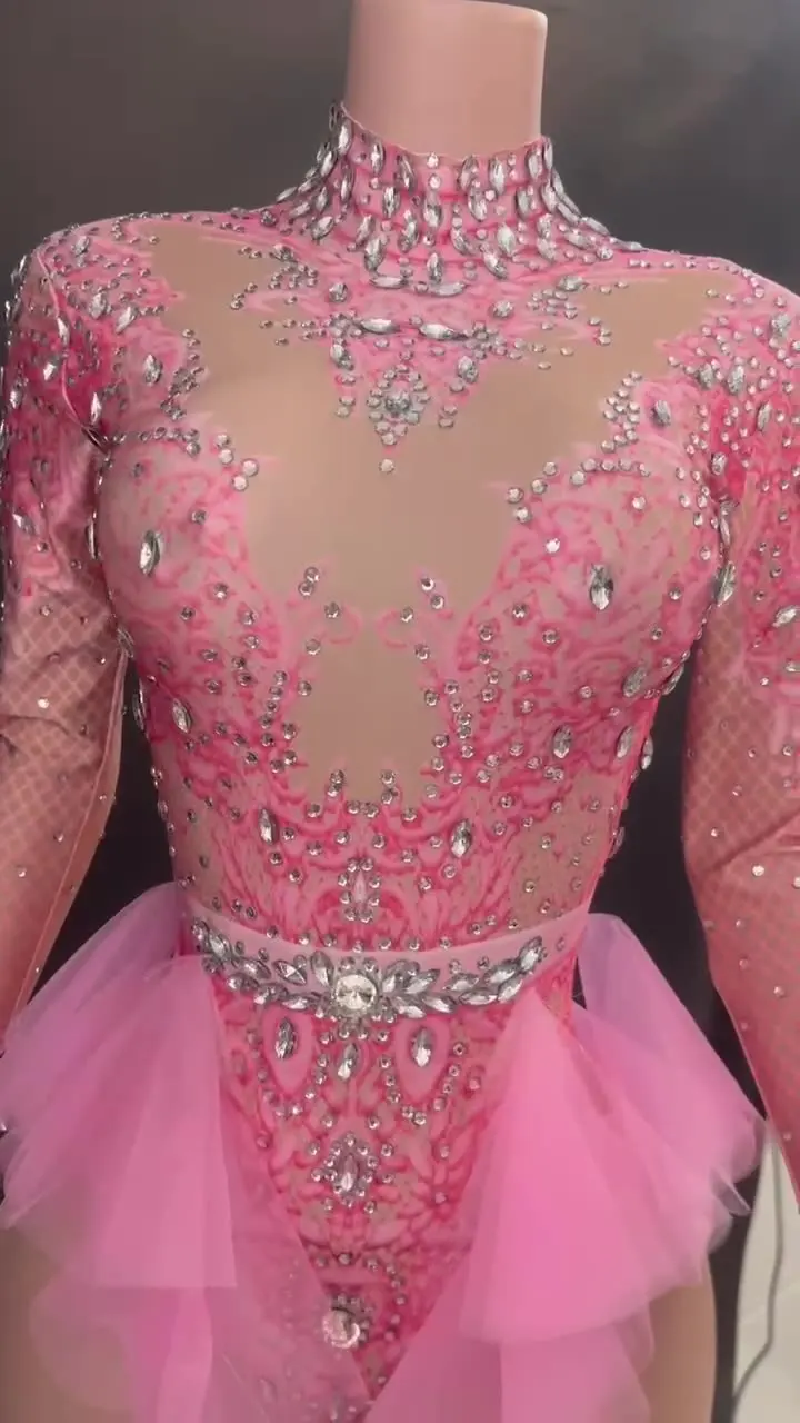 Il vestito intero trasparente in rete rosa snellente elastico con paillettes sexy e lucido del cantante per spettacoli teatrali