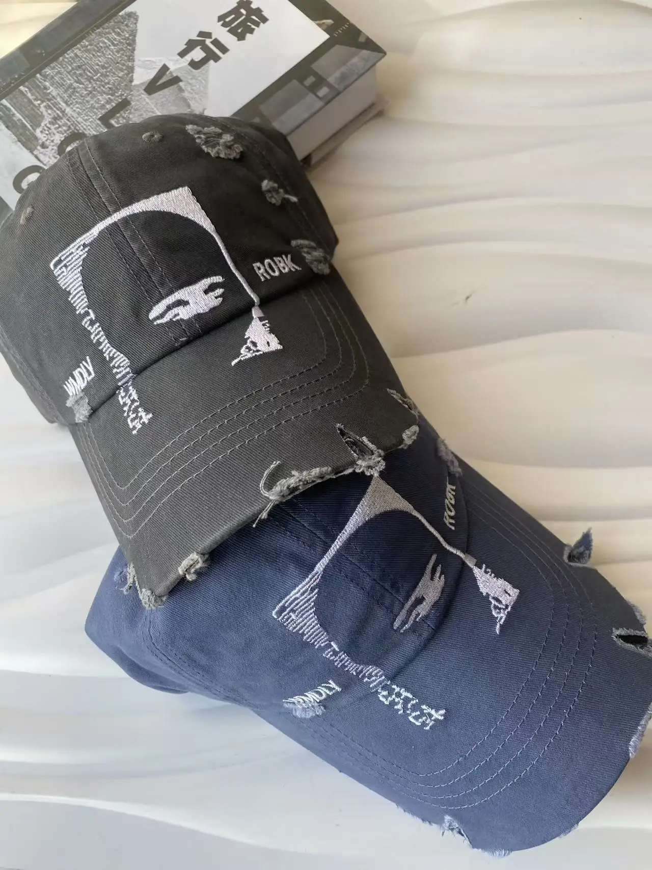 Amerikanische personalisierte Baseballkappe mit Stickerei, zerrissenem Design, weich, lässig, vielseitig, für Herren und Damen, großer Kopfumfang, Outdoor-Sport – Detail 14
