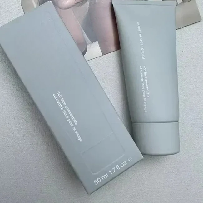 Nowa nawilżająca pomadka, pomadka kolorowa, pomadka nawilżająca, kosmetyki do pielęgnacji ust, krem do twarzy, kosmetyczka