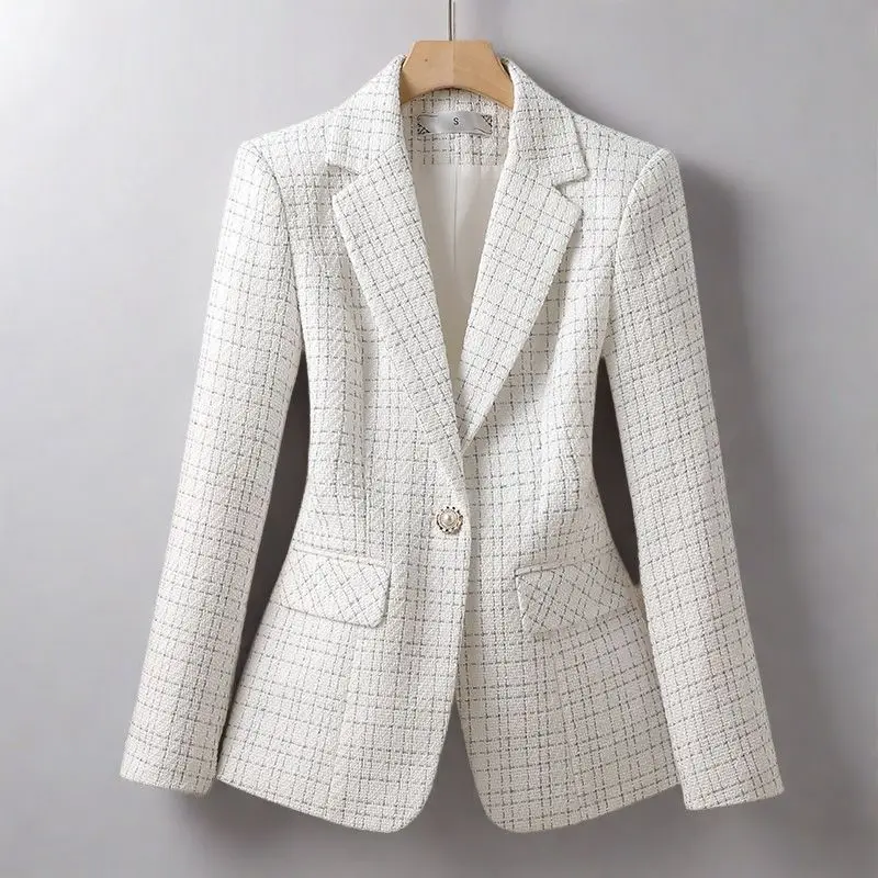 بدلة نسائية بيضاء من Ele Jaet 2024 لخريف وشتاء تصميم جديد angFeng Sle Faionable طويل Sve بأزرار التفاصيل