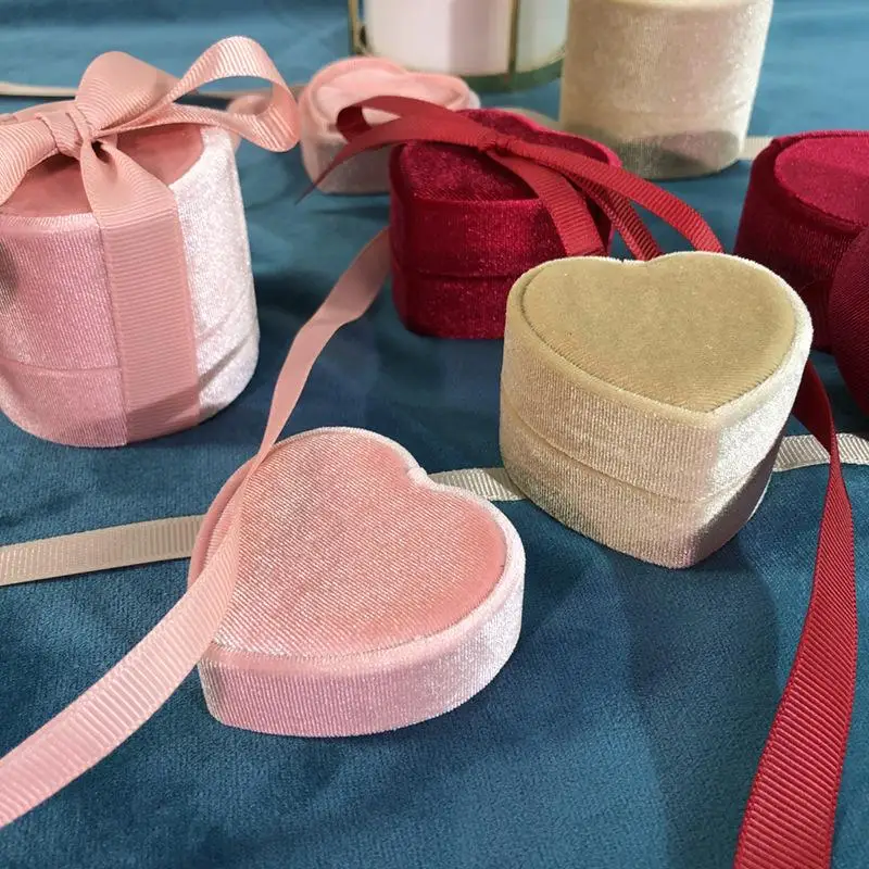Kreative Herzförmige Samt-Ringbox mit Schleife, Tragbare Schmuckverpackung für Jubiläum, Heiratsantrag oder Geschenk – Detail 4