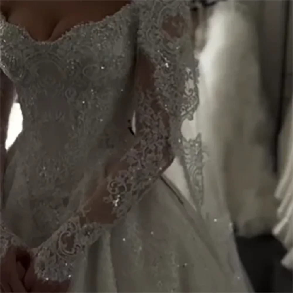 Elegante schulterfreie Brautkleider mit Perlenstickerei, Spitze und Falten, A-Linie, Brautkleider, individuell gestaltet