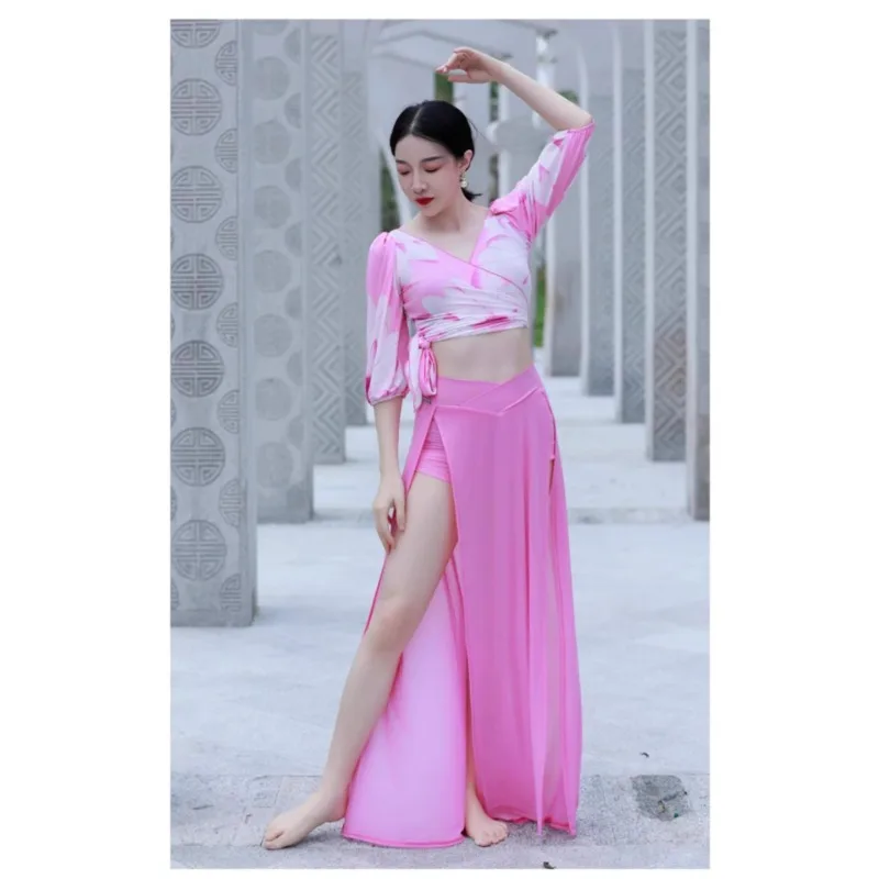 カスタマイズされたベリーダンス衣装のネクタイトップ、プリントバブルスリーブ付きで、前後に着用できるようにカバーします。