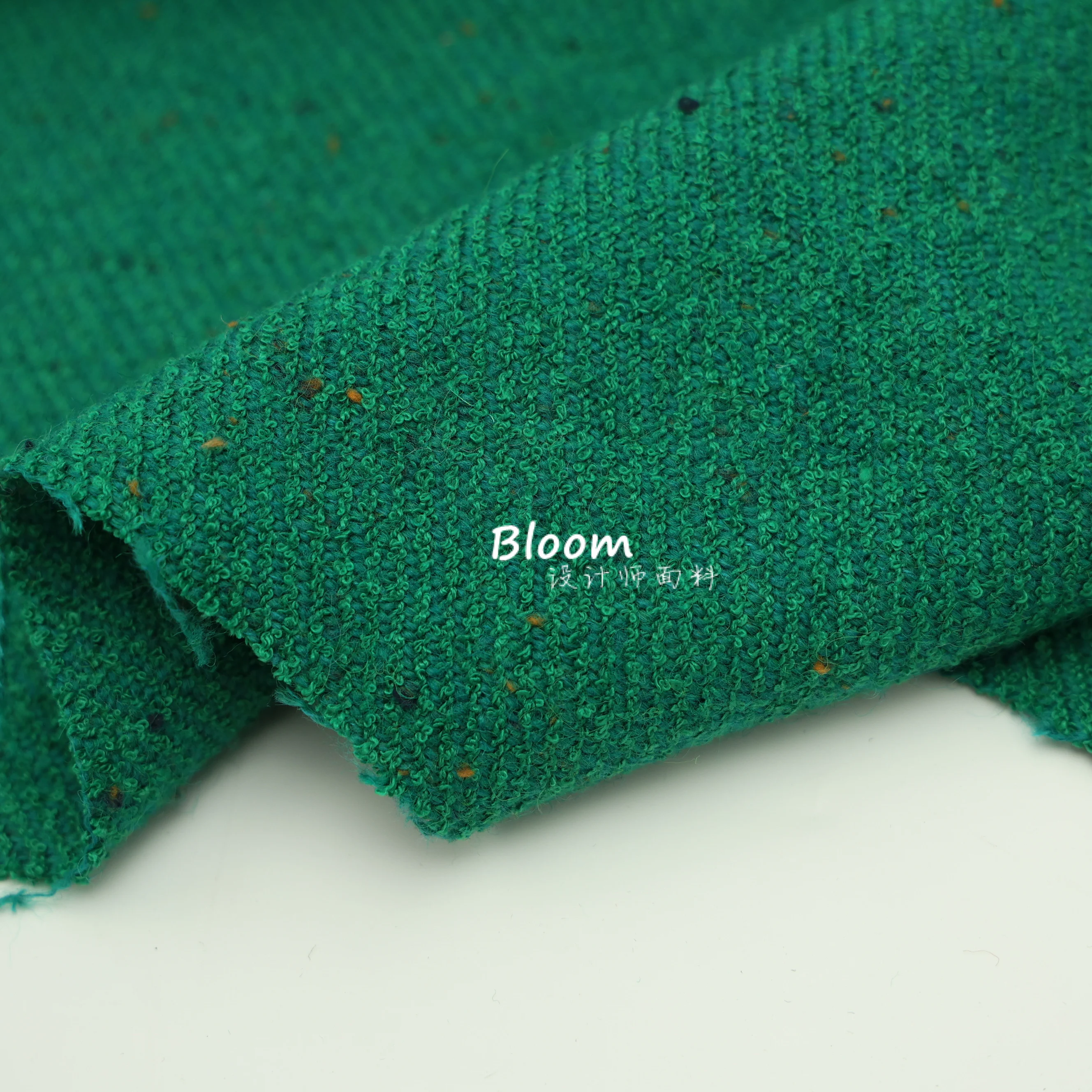 

Emerald Green Colored Dotted Twill Weave Soft And Drape Wool Fabric, Suitable For Autumn And Winter Suits