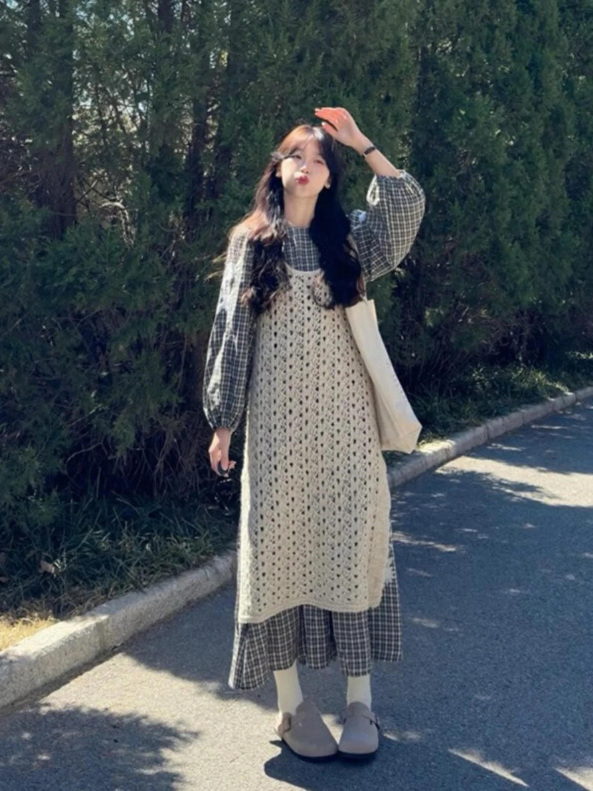 

Осенняя мода, женская новинка 2024, корейская система, праздничный ажурный жилет, юбка, клетчатый комплект с вышивкой, длинный свеч, ру...