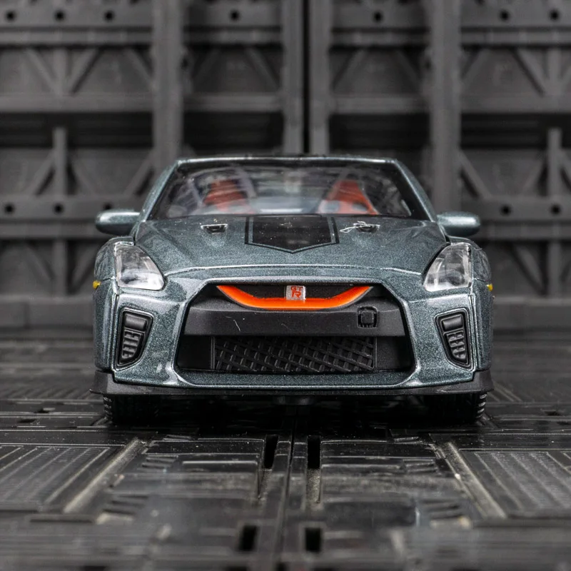 1:32 Nissan GTR 35 modelo de coche de aleación puertas decorativas y capó de motor, el maletero se puede abrir detalles ricos, mano de obra fina