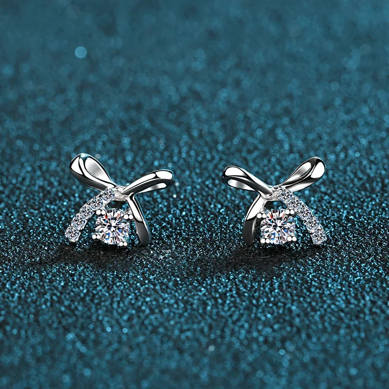 Pendientes de lazo de moissanita de oro de 18 quilates chapados pt950 pendientes de cuatro garras de diamantes de platino estilo versátil para niñas de la escuela 0,1 quilates