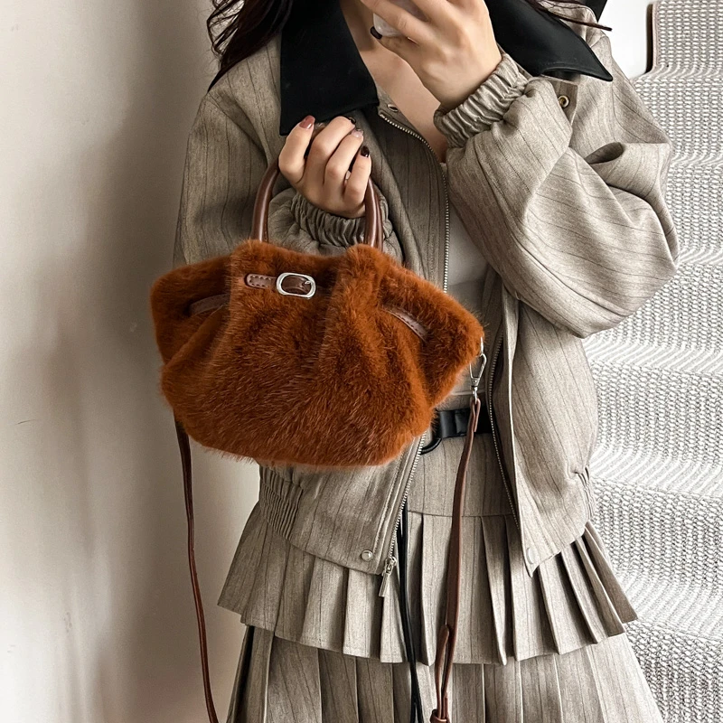 

Winter Faux Fur Handbag Casual Chic Women's Crossbody Bag Soft Plush Pleated Tote Bag Plush Commuter Large Capacity Handbag