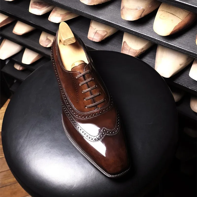 New Brogue Shoes for Men Brown Lace-up Fretwork Red Sole Business Men Dress Shoes Zapatos De Hombre Men Sheos
