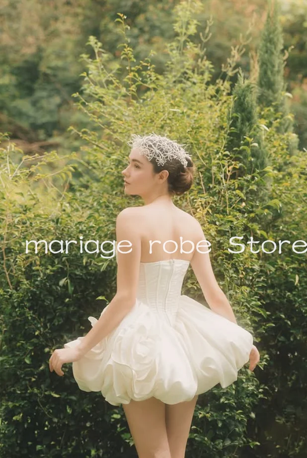 Kleines weißes Kleid, kurzes Strand-Prinzessin-Hochzeitskleid, trägerlos, bauschiger Rock, Boning-Top, böhmisches Brautkleid, maßgeschneidert