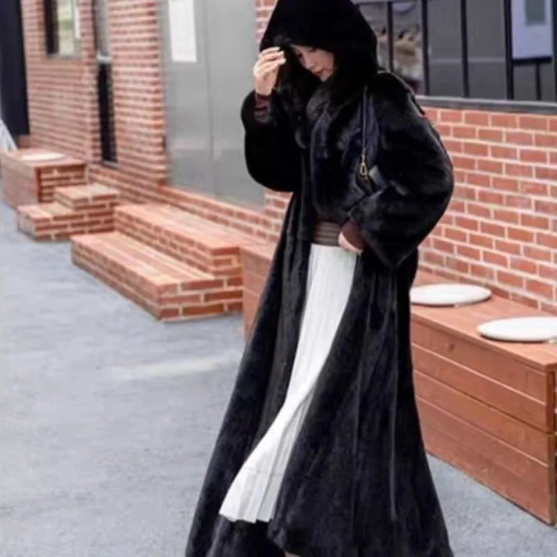 Mantel Bulu Ramah Lingkungan Musim Dingin Wanita Model Panjang Selutut Longgar Berkerudung dengan Ikat Pinggang Mantel Imitasi Bulu Mink Mewah Jaket Hangat Modis