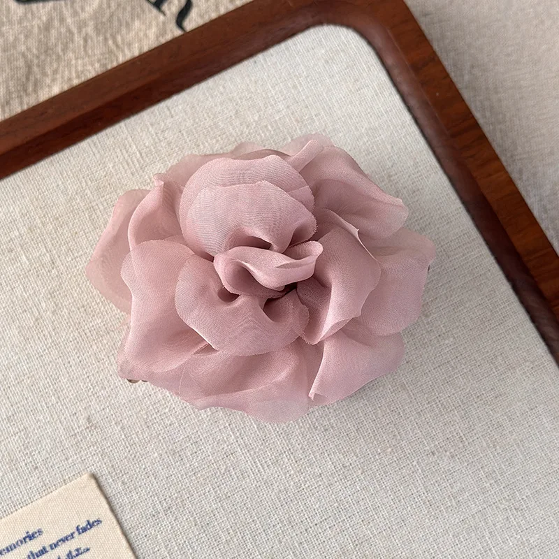 Ätherische Tüll-Kamelienblüten-Haarspange mit Haifischzahn-Verschluss: Strandhaarschmuck im Urlaubsstil für halb hochgesteckte Frisuren – Detail 12