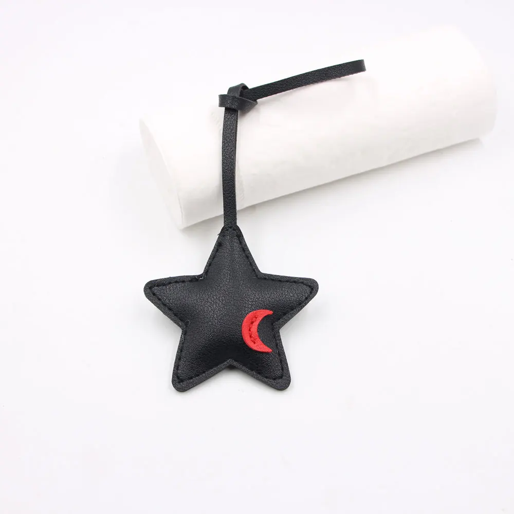 سحر نجم Good Night - حقيبة/شماعة من جلد البولي يوريثان ثلاثية الأبعاد وإكسسوارات الأمتعة