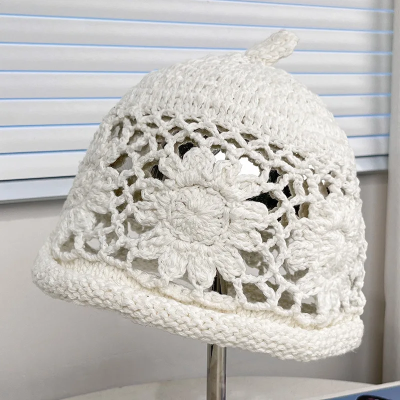 Neue handgemachte Häkelmütze mit hohlen Blumenmustern für Damen, atmungsaktive und vielseitige künstlerische Beanie-Mütze für den Herbst. – Detail 7