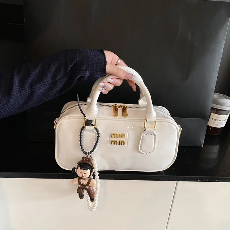 

Classic Leather Commuter Bag for Women Business Use with Elegant Simple Design and Solid Color Large Capacity