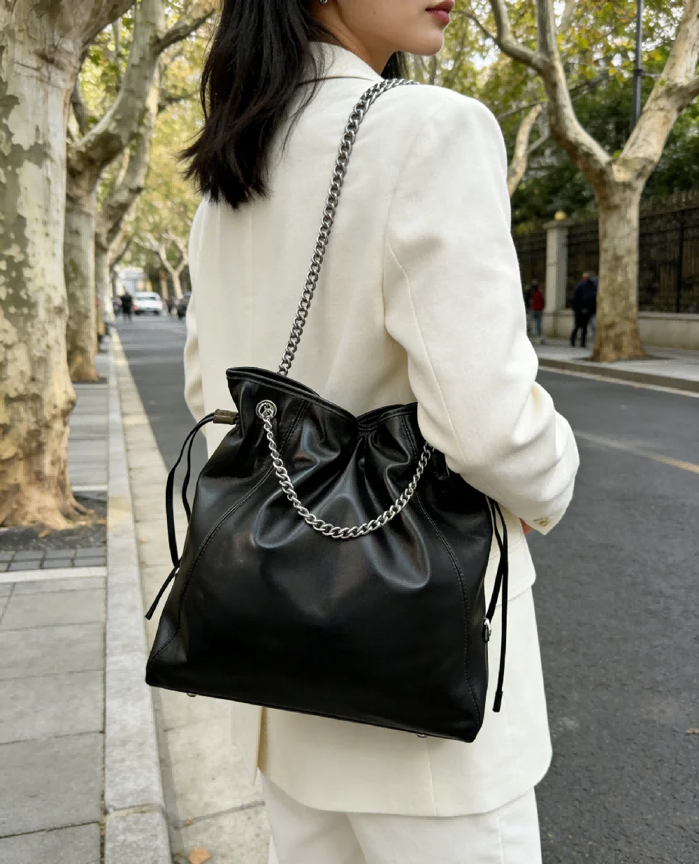Edgy Black Shiny Drawstring Tote Bag for Women Soft Leather Shoulder Purse with Double Chain for Streetwear and Errands