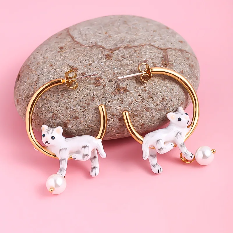 

Enamel Glazed Cute Cat Pearl C-shaped Circular Creative Earrings