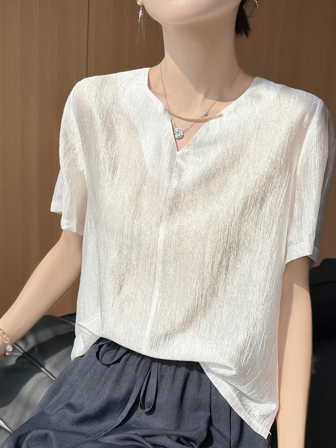 

Elegant V-Neck Short Sleeve Shirt Women Summer Thin Drapey Versatile Top White Acetate Satin T-Shirt Commute Straight Cut