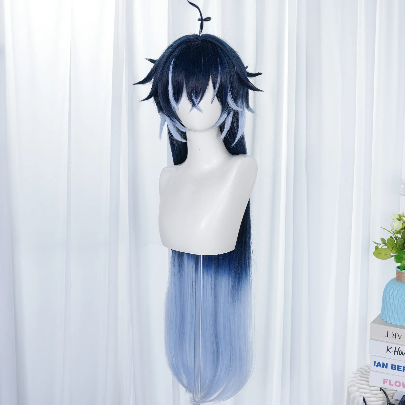 무서움에 굴하지 않는 계약의 새로운 주인공인 CLOVE는 35cm 그라데이션 짧은 가발로 '트와일라잇 버터플라이'라는 코스프레 가발입니다.