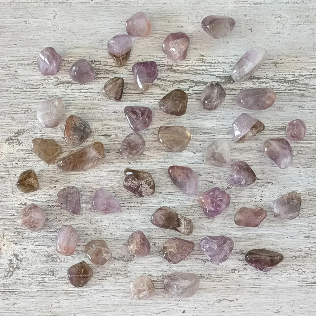 Super Seven Crystal Chips, unregelmäßig geformte, glatte, transparente Kristalldekosteine, mehrfarbige Dekoartikel.