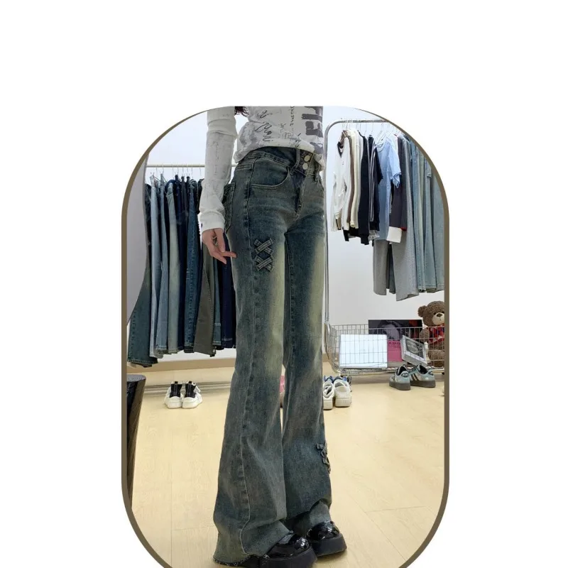 

Женские расклешенные джинсы с перекрестной строчкой