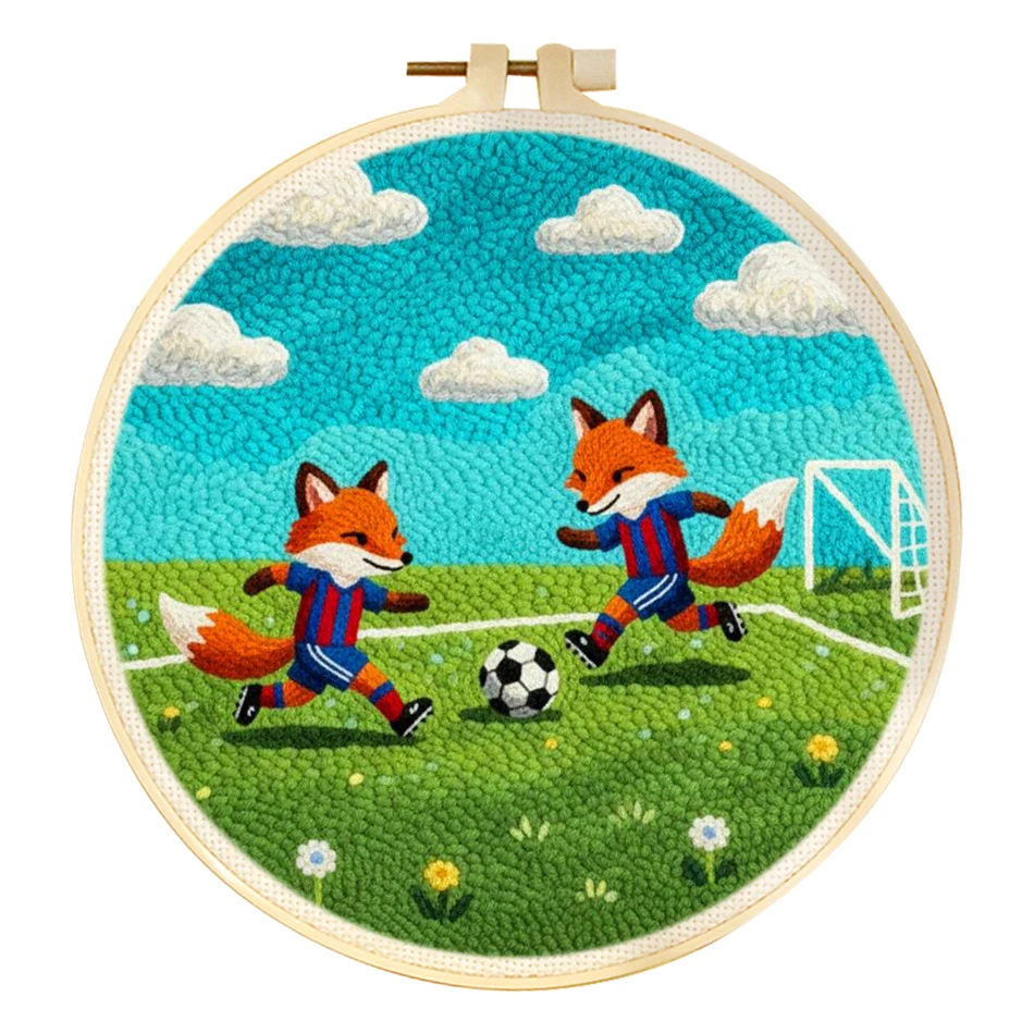 Embroidery Ideas For Bags - RUOPOTY パンチニードルキット 大人用 DIY サッカーをするキツネ2匹の図柄 動物パンチニードルキット