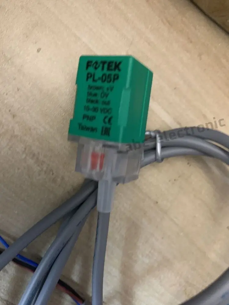 

1PCS NEW PL-05P PNP 10-30VDC PL05P sensor switch