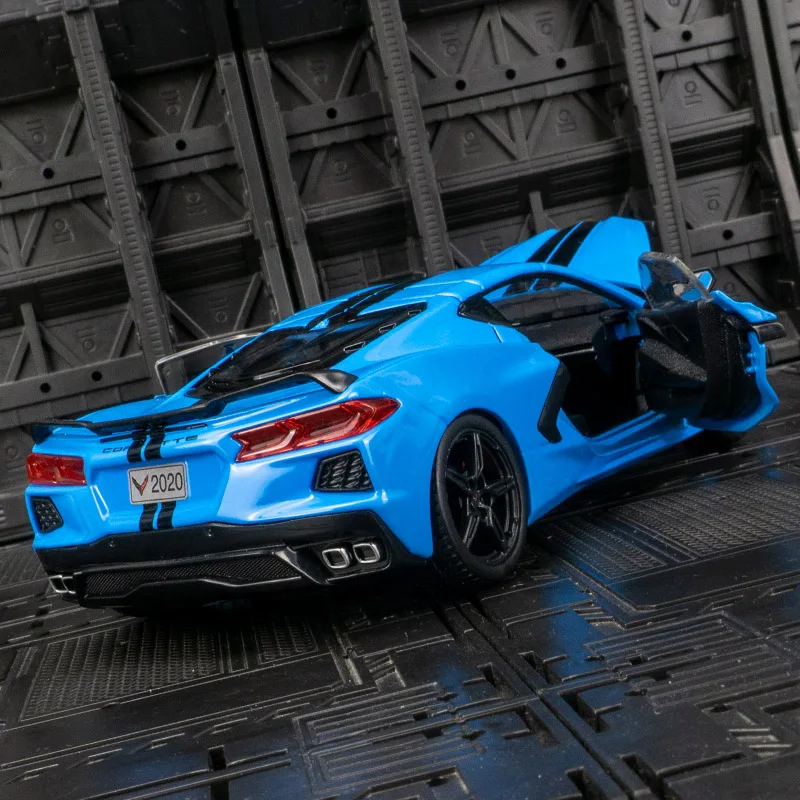 Maisto 1:24 Chevrolet Corvette C8 2020 modelo de liga portas e capô do motor, porta-malas pode ser aberto carro de brinquedo infantil