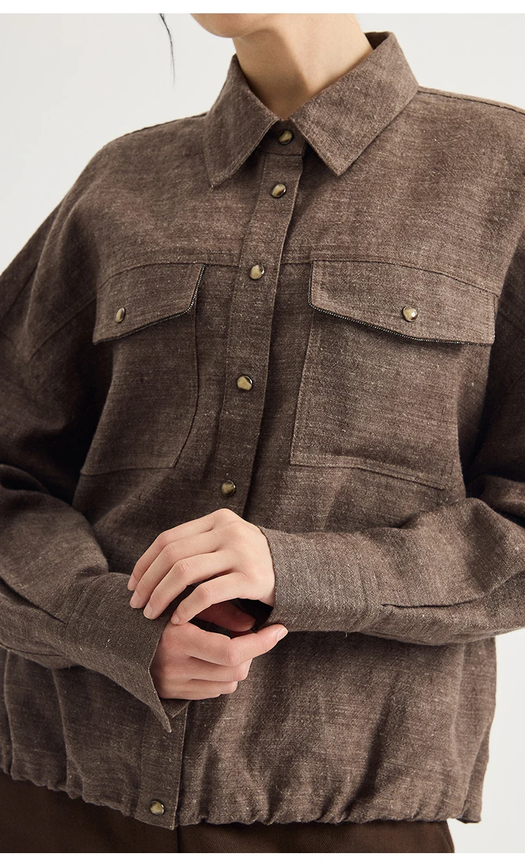 KT7623901 Damen-Overshirt aus Leinen-Woll-Mischgewebe mit breitem Kragen, aufgesetzten Taschen, Druckknöpfen und Kordelzug am Saum, Old Money, Frühherbst, Herbst – Detail 4