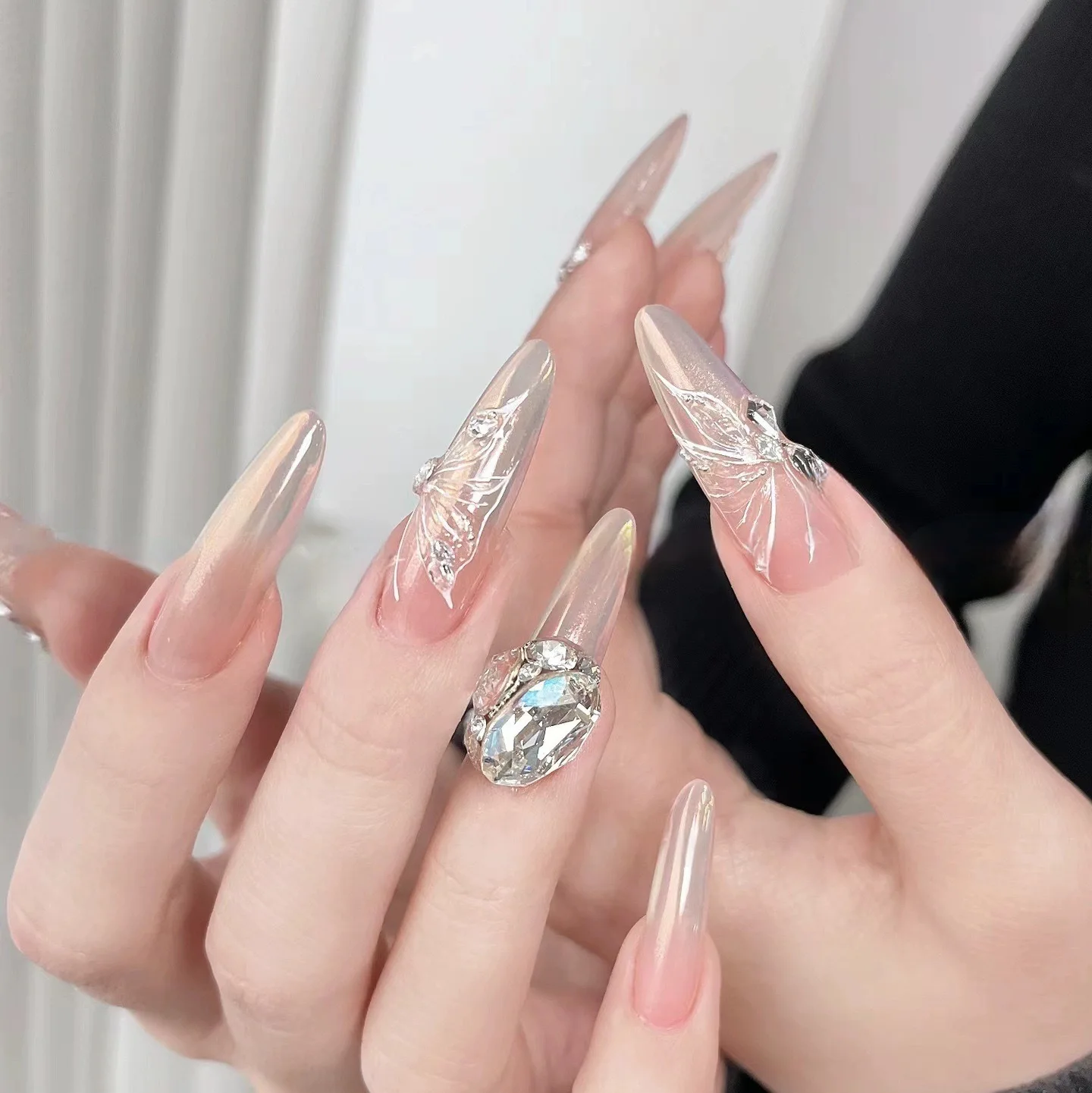 Średniej długości sztuczne paznokcie 3D Rhinestone Designs Nude With Butterfly Color Press on Nails Pointy False Nails for Women DIY Nails