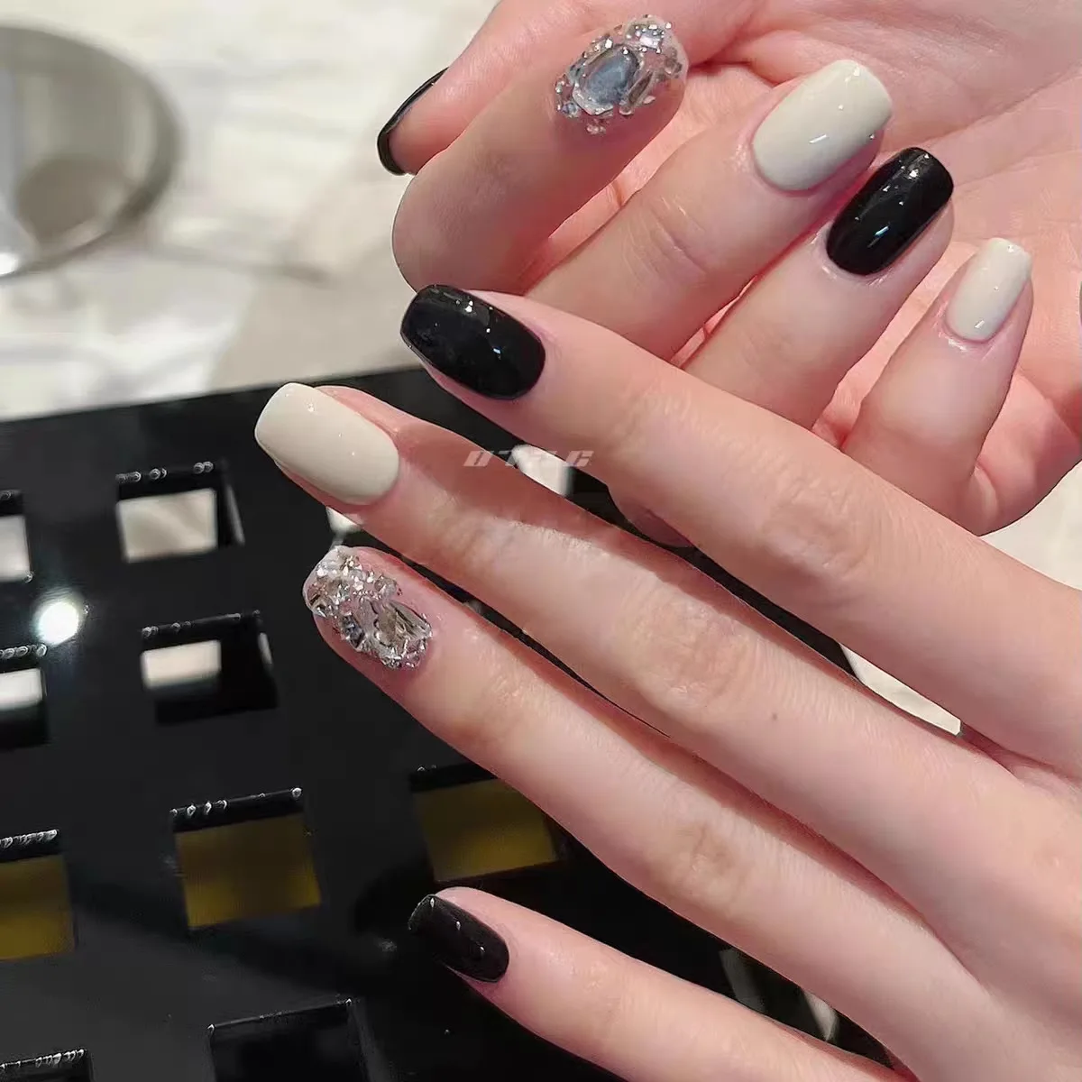 

[Modern Girl] Purely handmade wearing armor, advanced sense, small fragrance, white temperament, short light therapy manicure
