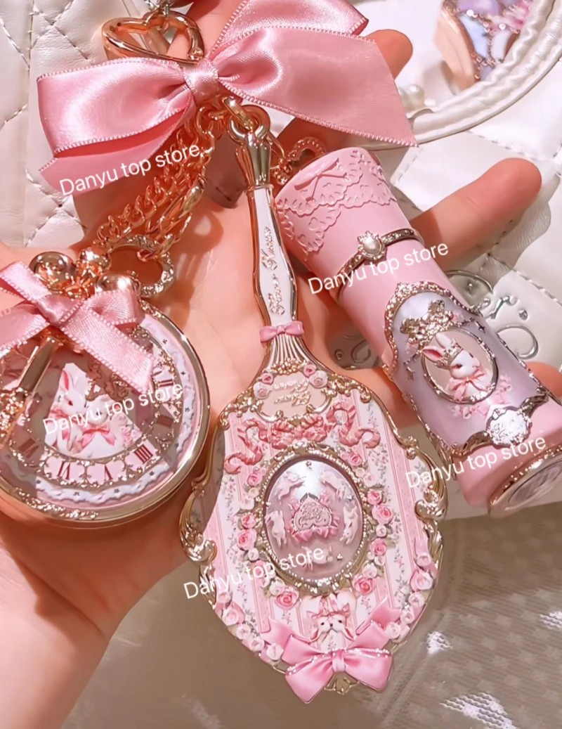 

Набор для макияжа Flower Knows Bunny Garden: мини-зеркало, ручное зеркало-подвеска, увлажняющий бальзам для губ