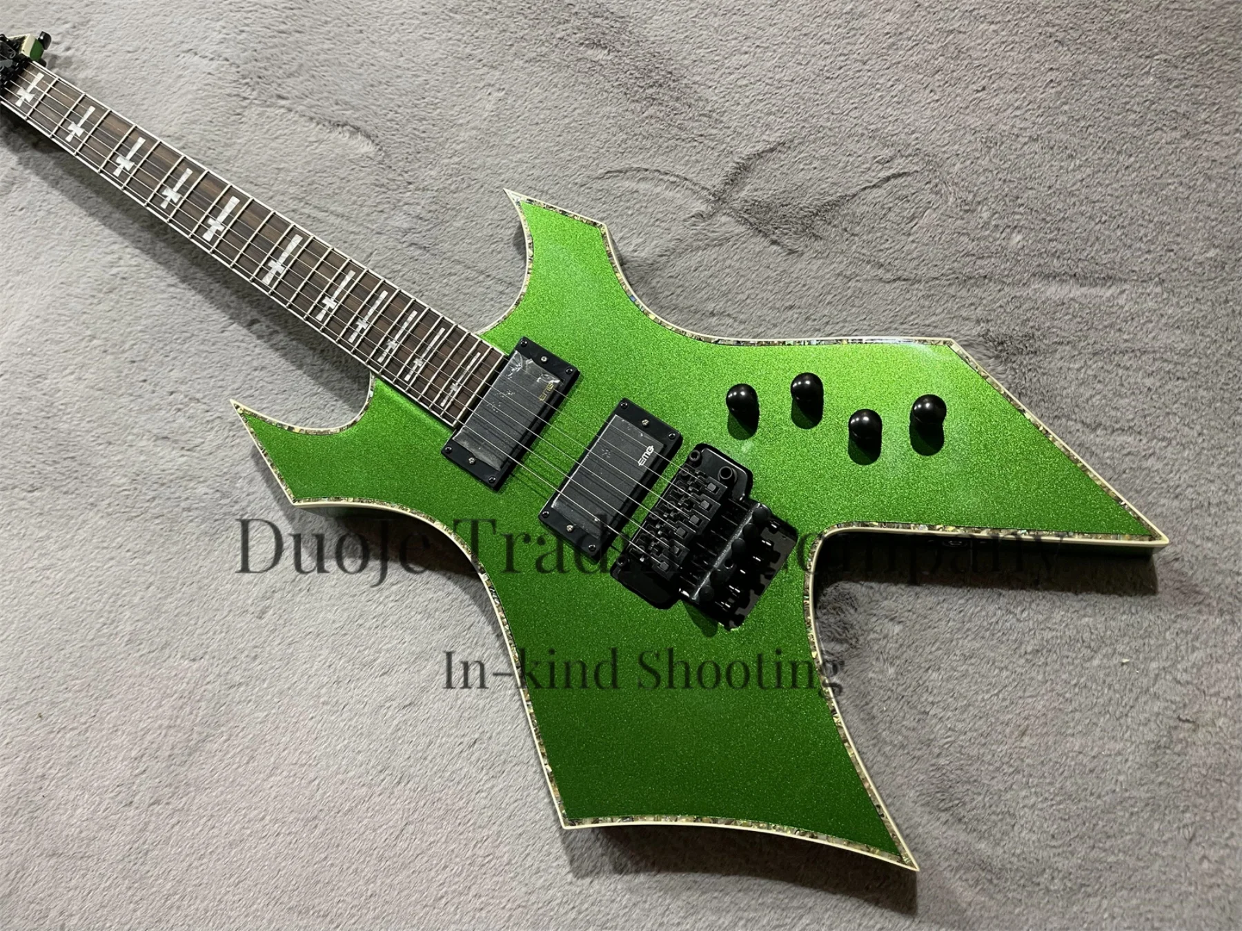 

Классическая металлизированная зеленая гитара, бридж тремоло, набор кленового грифа. Корпус из цельного дерева, красочный переплет в виде ракушки, звукосниматель HH, черный тюнер.