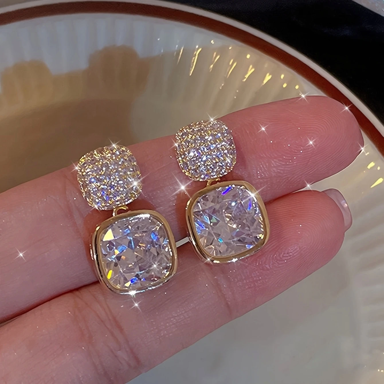 

1 пара простых элегантных квадратных сережек с геометрическим дизайном и бриллиантами, легкие, роскошные, из цинкового сплава, универсальные, на каждый день, модные женские серьги-подвески