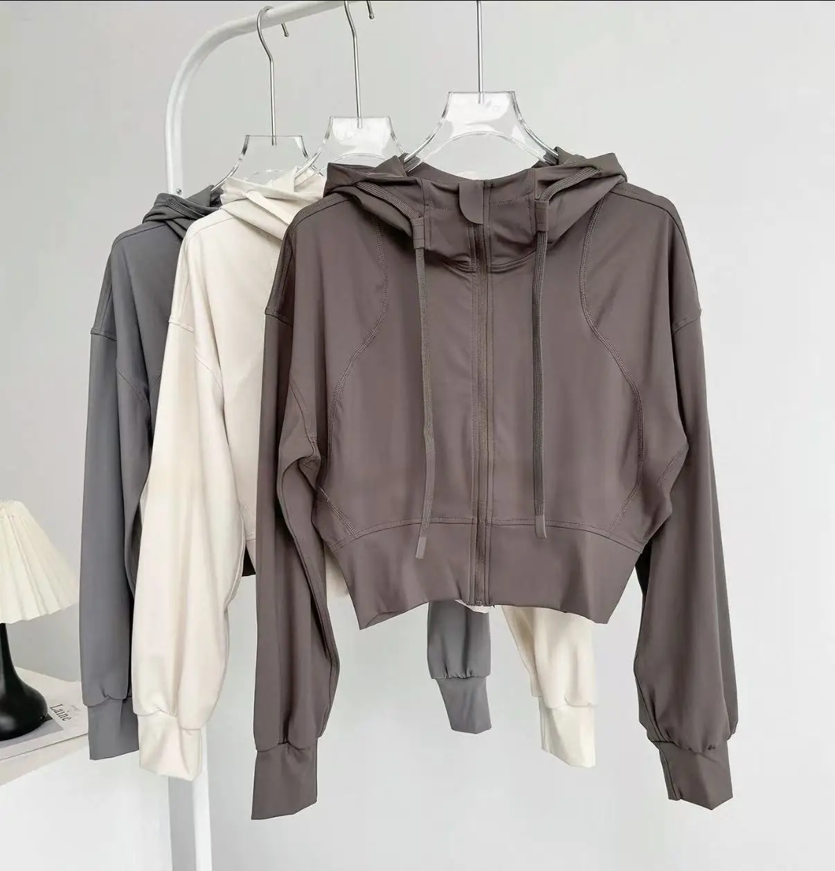 

Женская короткая спортивная куртка с капюшоном, утягивающий дизайн с застежкой на талии, кардиган на молнии с длинными рукавами, куртка для йоги и фитнеса