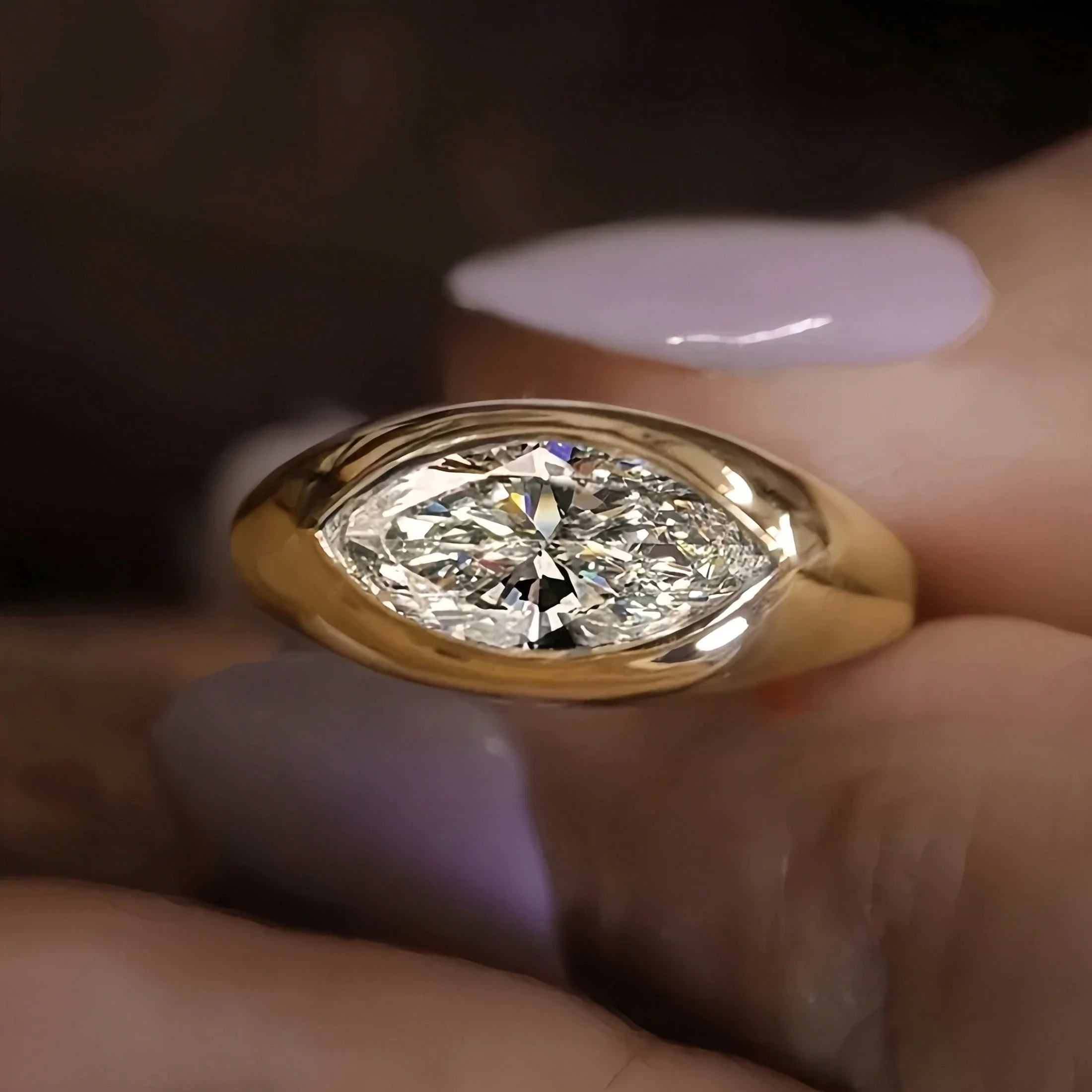 

Минималистичное женское кольцо во французском винтажном стиле с синтетическим цирконием