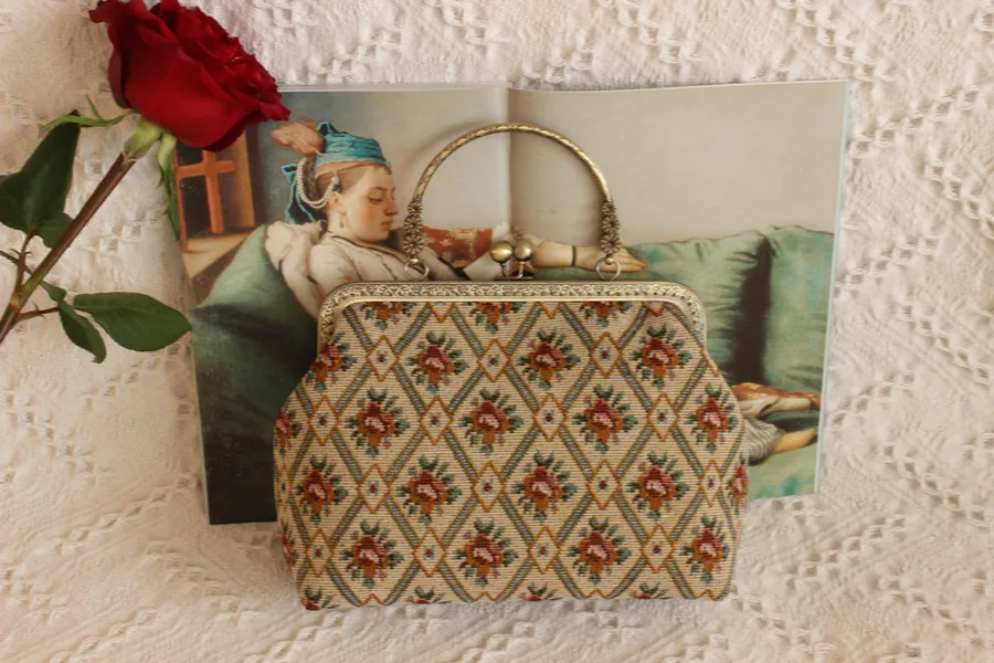 Lost in Vinatge Gold Silk Thread Embroidered Bag Bamboo Handle Petitpoint Clutch Antique Kiss Lock Bag Crossbody Metal Frame