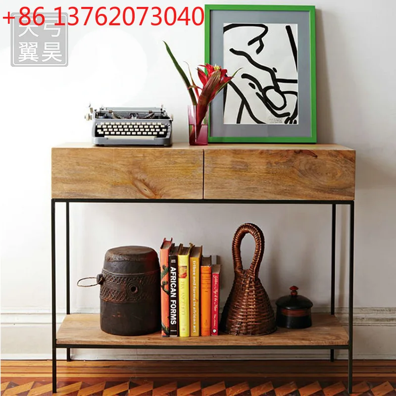 

Входной минималистичный входной шкаф из массива дерева, входная платформа, вид с торца прохода