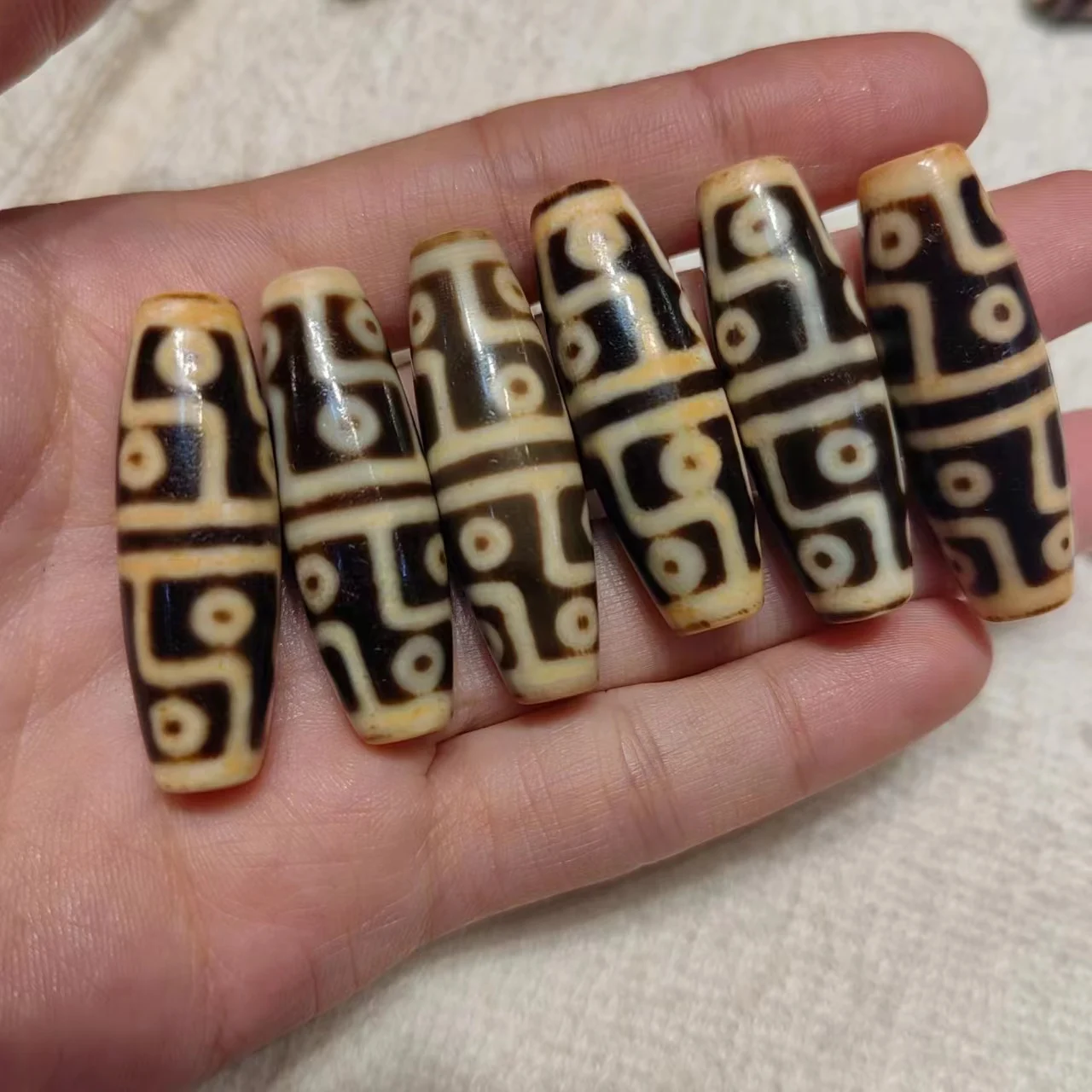 

1pcs/lot natural multi-pattern old agate dzi Yellow teeth Weathering lines Rare handmade beads Accessories jewelry amulet taki