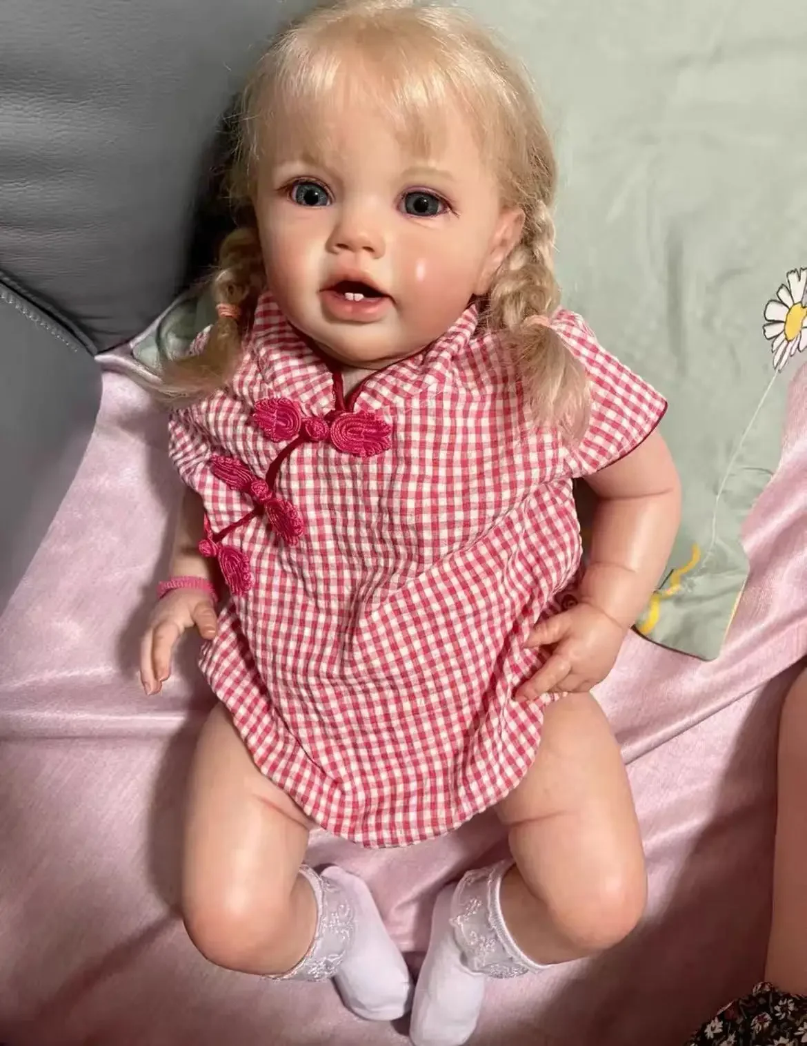 عرض دمية أطفال تولد من جديد مقاس 24 بوصة قابلة للتخصيص مع شعر أشقر متجذر يدويًا فستانًا مختلفًا للدمية