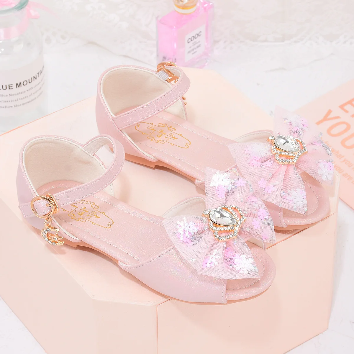 

Summer Girls Sandals with Heel Fashion Rhinestone Shiny Glitter Shoes Children Princess Crown Bowknot Student Performance Shoes