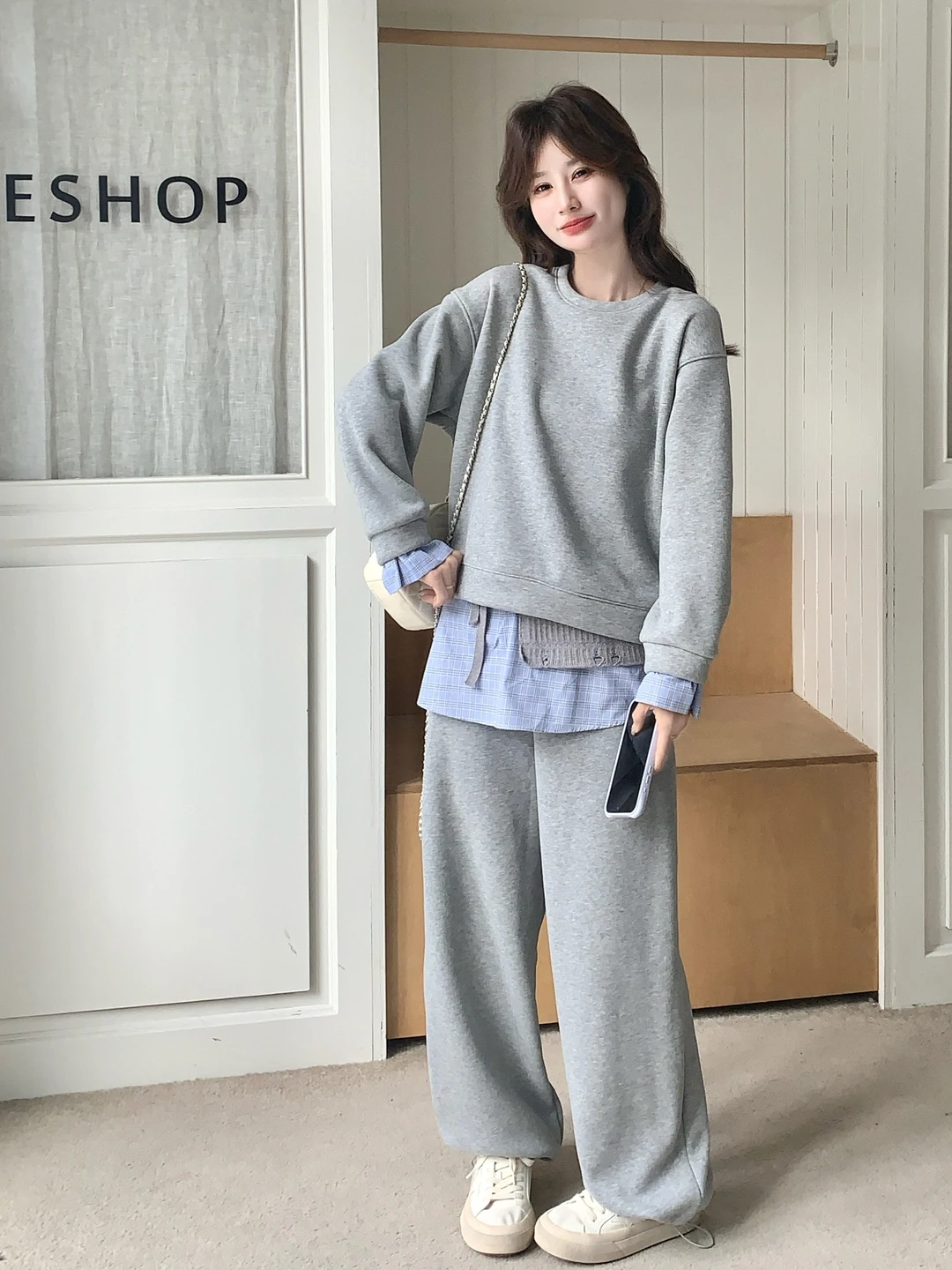 

Повседневный комплект из свитшота с круглым вырезом и брюк в клетку, женский свободный крой, весна-осень, новый стиль, двухсоставный костюм в стиле lazy style.