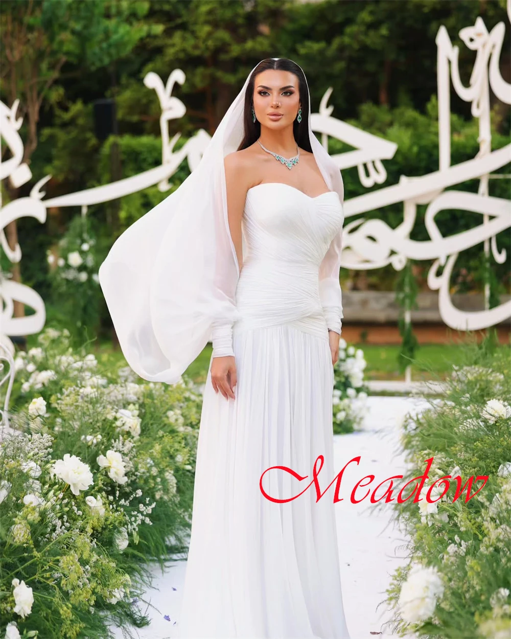 

Customized Exquisite White Tulle Bridal Gowns High Quality Strapless Sleeveless Wedding Dress Chapel Train Zipper Back Dress