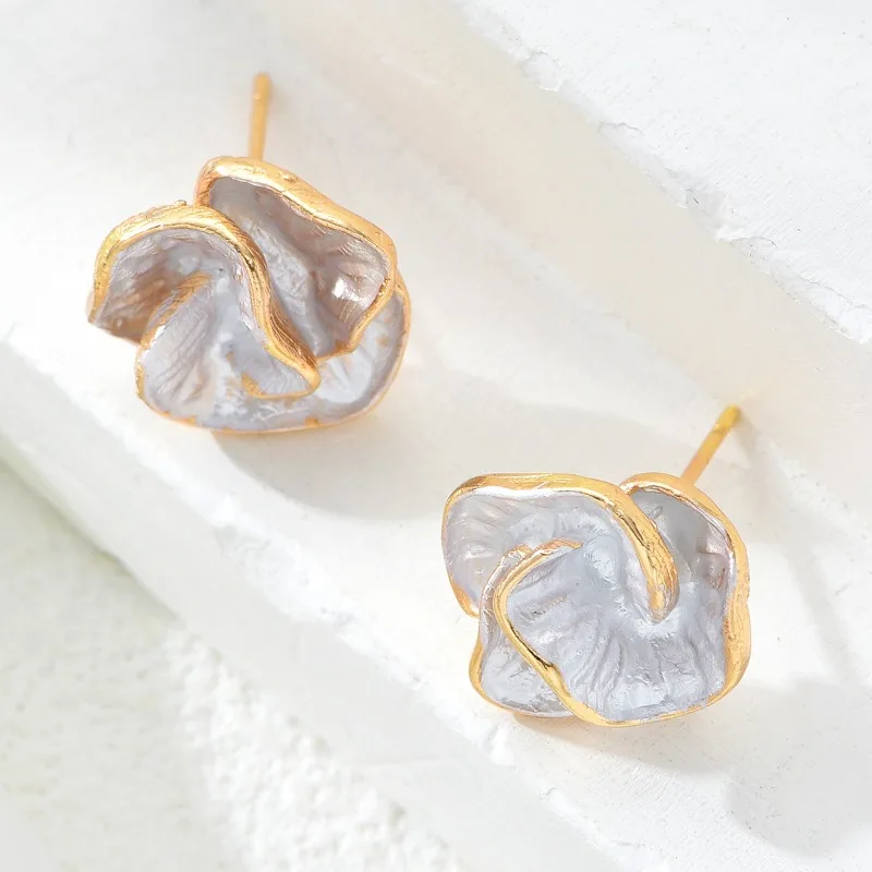 

European and American luxury high-end earrings for women, new niche design, imitation pearl versatile earring