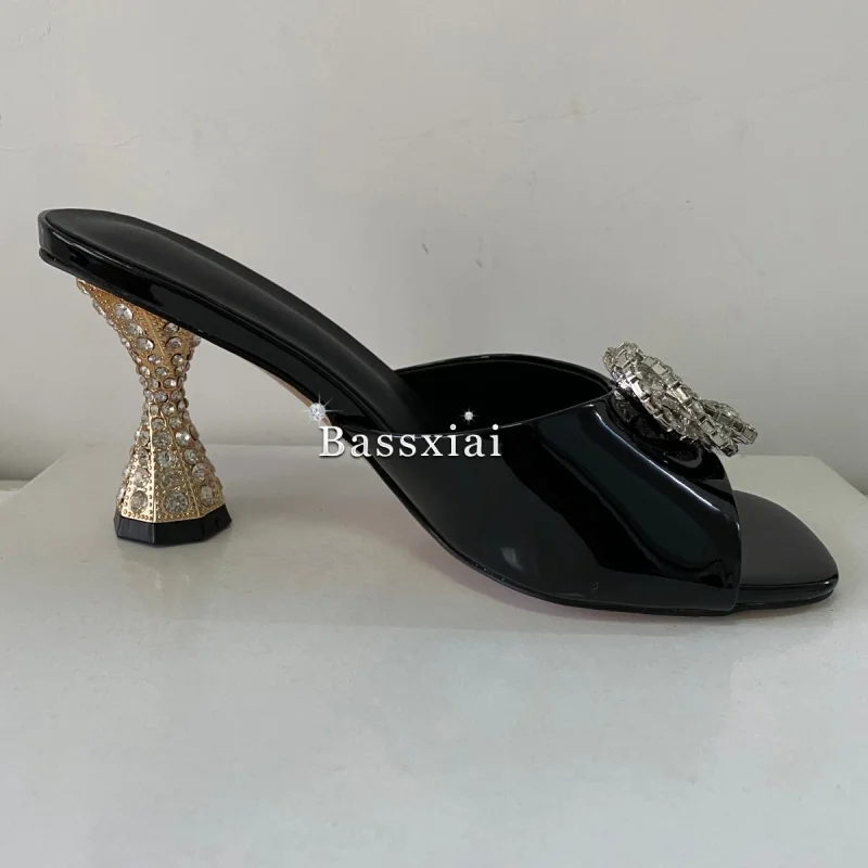 صنادل نسائية بكعب غريب مزخرفة بالكريستال مع إبزيم من حجر الراين وأحذية خفيفة صيفية للبغال أحذية عصرية للفتيات