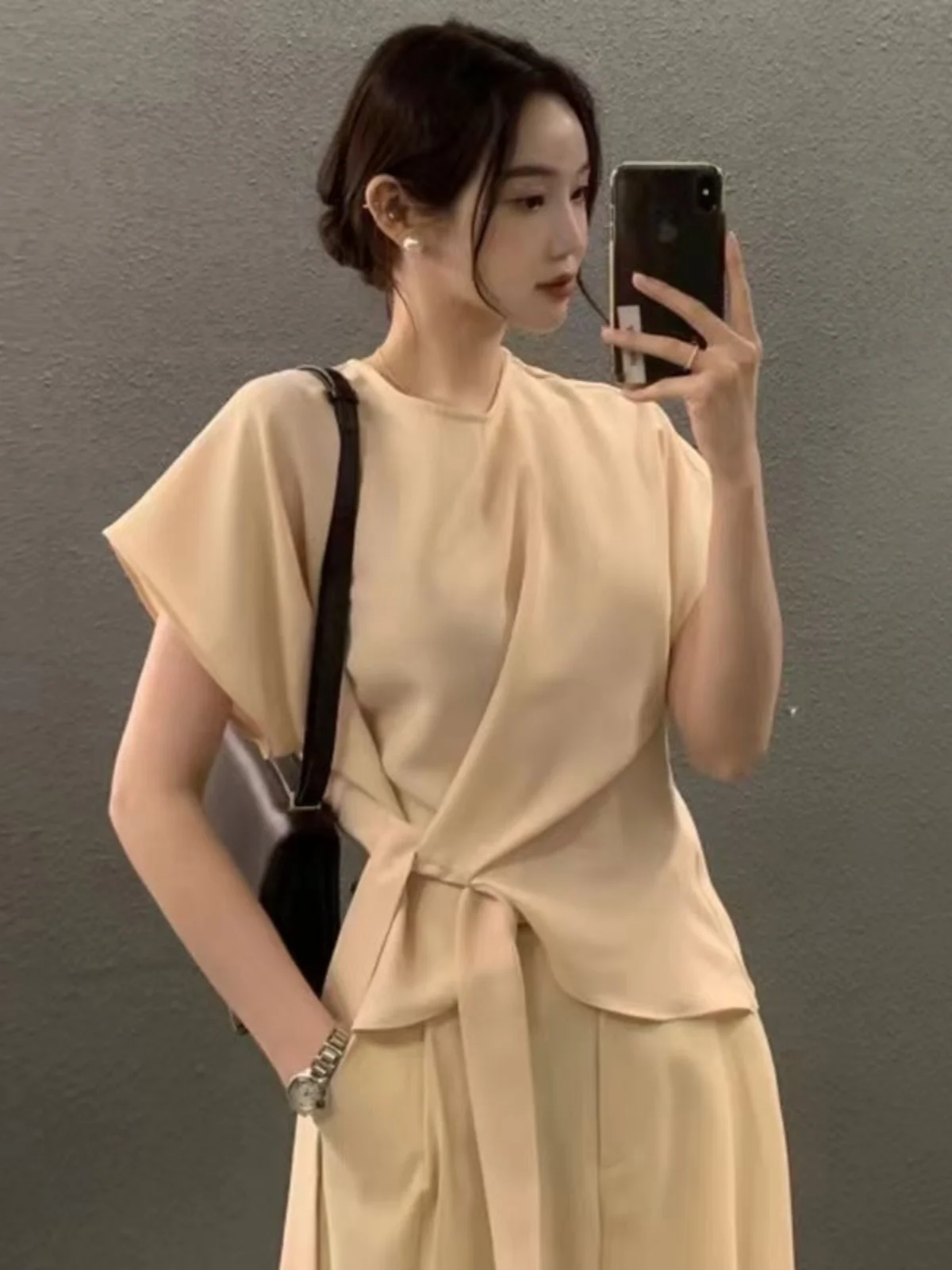 우아하고 세련된 라운드 넥 셔츠 여성 여름 패션 디자인 감각 부드럽고 다재다능한 허리 조임 벨트 셔츠 탑